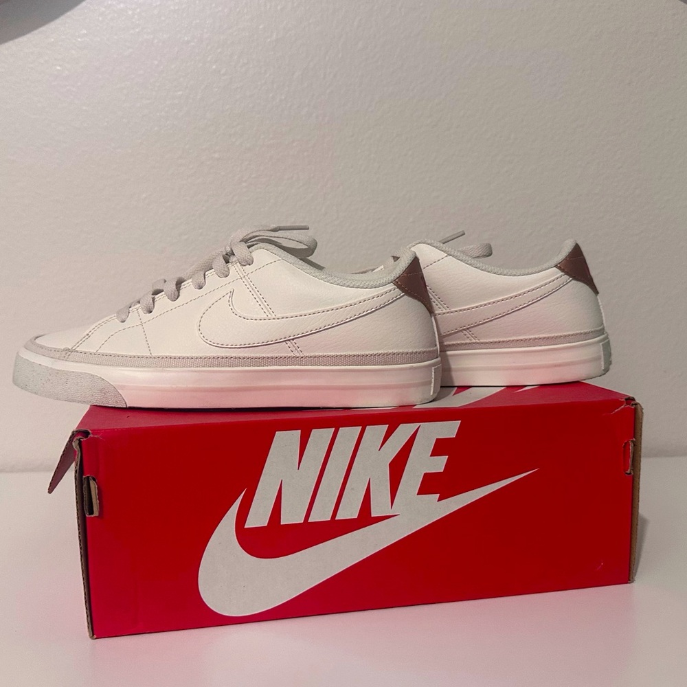 WOMEN’S PHANTOM WHITE NIKE COURT LEGACY NN